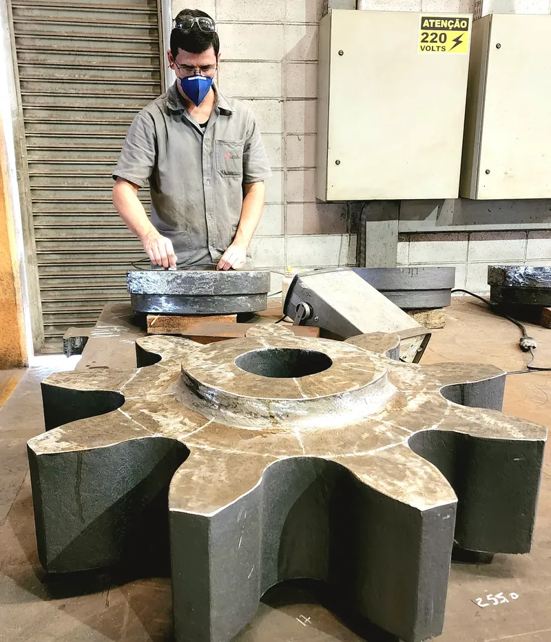 Pinhao fundido aco grande porte produzida pela Fundição Mundial em aço e ferro fundido sob encomenda