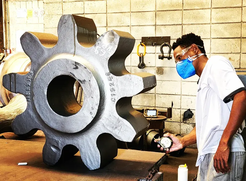 Pinhao fundido grande produzida pela Fundição Mundial em aço e ferro fundido sob encomenda
