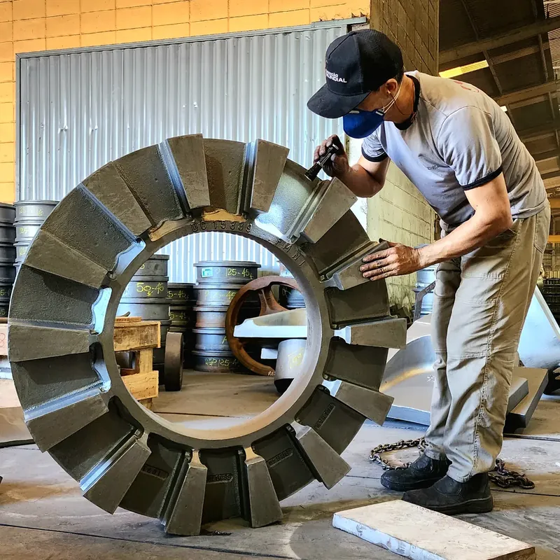 Porta elemento fundido produzida pela Fundição Mundial em aço e ferro fundido sob encomenda