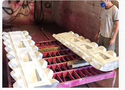 Segmentos fundidos da bobinadeira submetidos a ensaio por Líquido Penetrante (LP) no laboratório de qualidade da Fundição Mundial