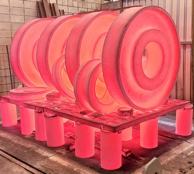 Discos fundidos brutos passando por tratamento térmico de alívio de tensões em forno na Fundição Mundial