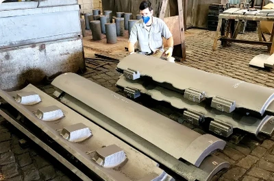 Inspeção dimensional e acabamento de par de segmentos fundidos e usinados no chão de fábrica da Fundição Mundial